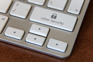 Cybersecurity-Taste auf einer Tastatur – IT-Sicherheitslösungen und Datenschutz
