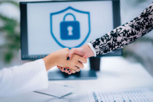 Handschlag für IT-Sicherheitsberatung und Datenschutz-Compliance