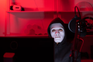 Hacker mit Maske – Cyberangriffe, IT-Sicherheitslücken und Datenschutzrisiken