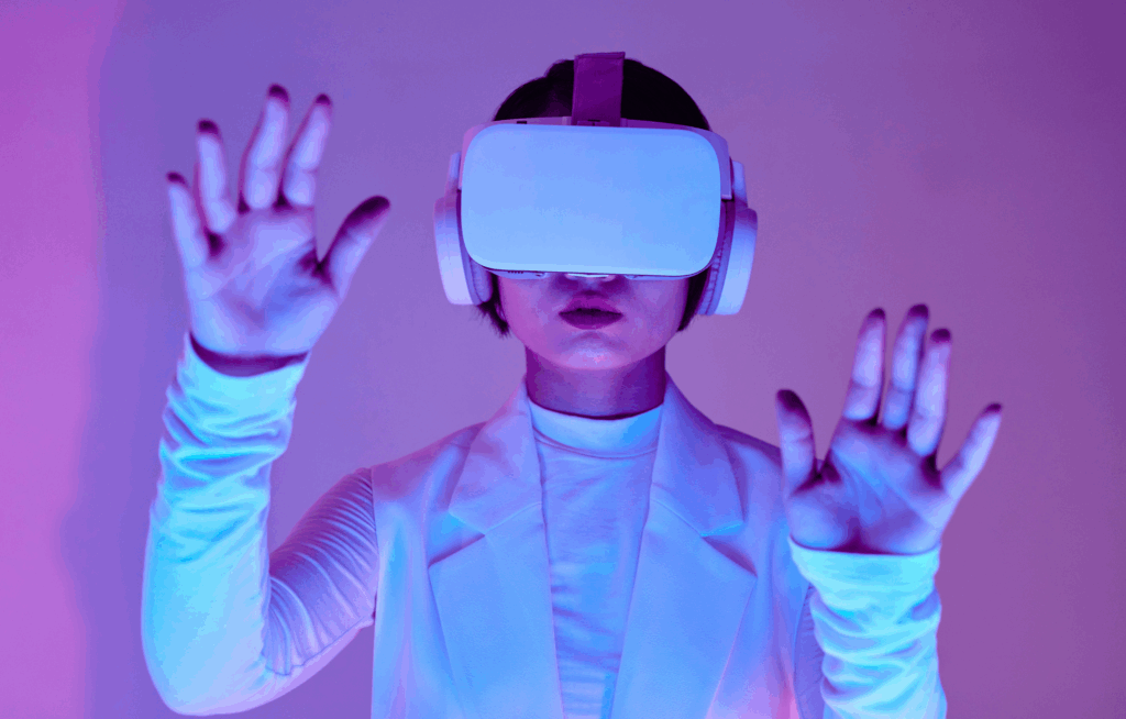 Frau mit VR-Brille – symbolisiert moderne Technologien, digitale Zukunft und innovative IT-Anwendungen
