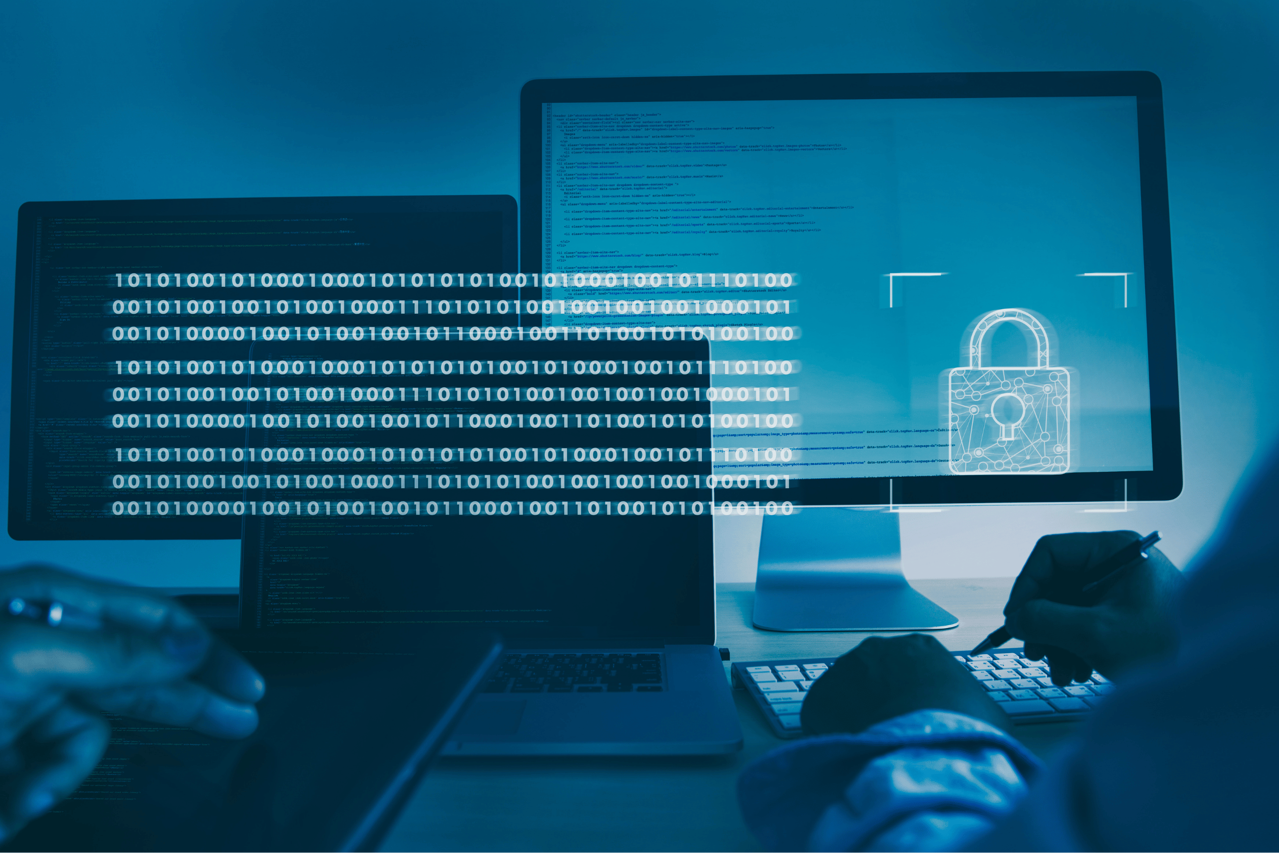 Programmcode mit Vorhängeschloss als Symbol für sichere Software
