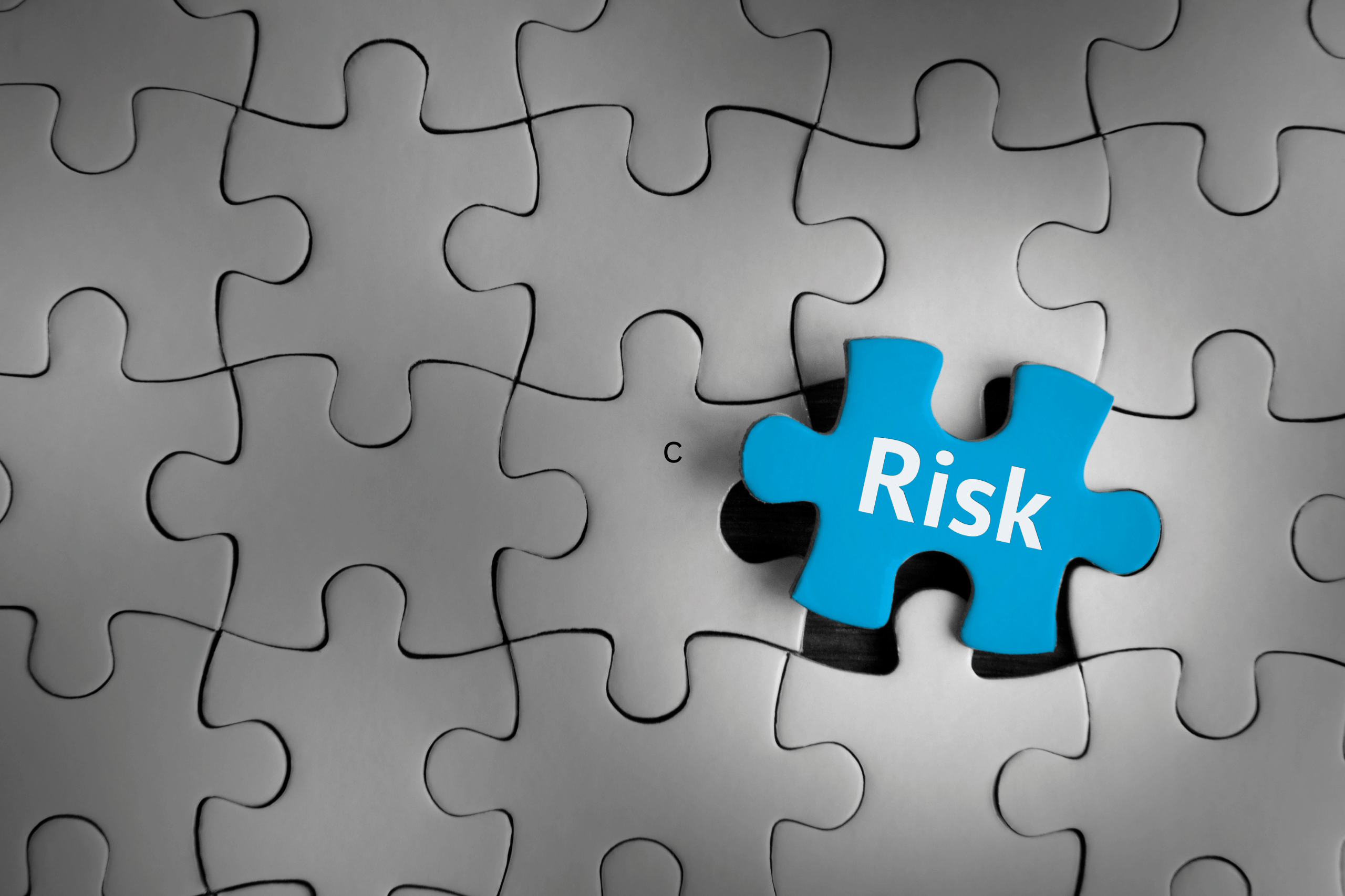 Puzzleteil mit „Risk“ als Symbol für risikobasierte Sicherheitsstrategien